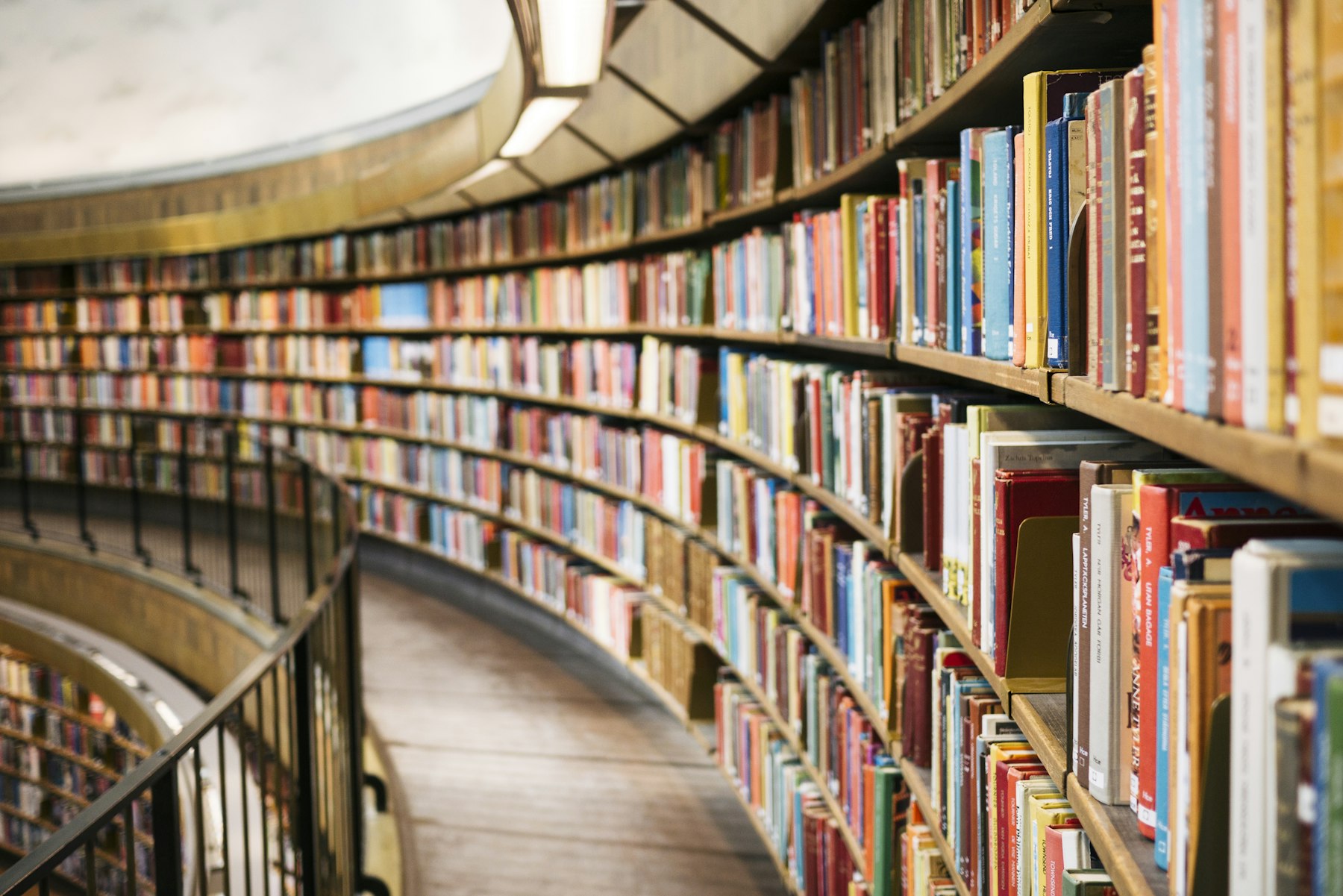 Boekenkasten vol titels